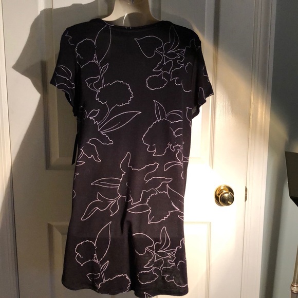 Back top with beige outline flowers - Picture 2 of 5